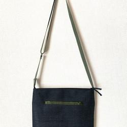 ショルダーバッグ　(斜めがけ)   正絹  塩沢紬(紺系・紺色）ベルト深緑　 3枚目の画像