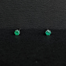 ▼エメラルド高品質AAA-▼爪付きスタッドピアス3mm▼アレルギー対応 1枚目の画像