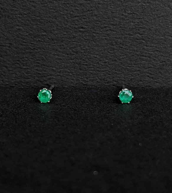 ▼エメラルド高品質AAA-▼爪付きスタッドピアス3mm▼アレルギー対応 1枚目の画像