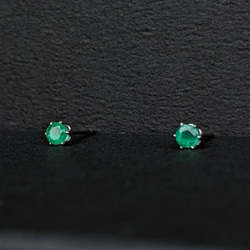 ▼エメラルド高品質AAA-▼爪付きスタッドピアス3mm▼アレルギー対応 2枚目の画像