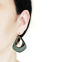綠色木質耳環流行無痛耳環款式可愛木質綠色無穿孔耳環金色圈形耳環 第2張的照片