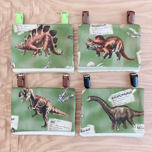 恐竜柄☆カーキ☆移動ポケット☆フタなし☆クリップ付き☆ハンドメイド シリーズ累計200個販売 おしゃれなキッズの為の移動ポケット 恐竜