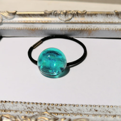 ターコイズブルーの宝石風ヘアゴム / 青 / 半球 / レジン / 海