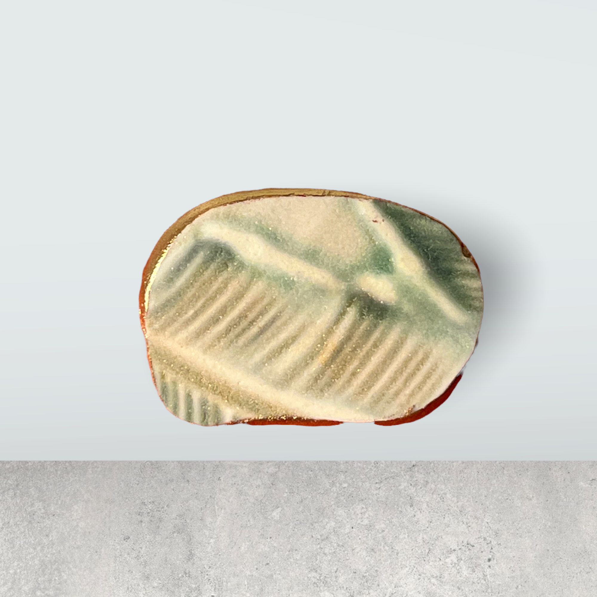 【1点限り】モダンな和柄が美しい金継ぎ陶片ブローチ 12,600円