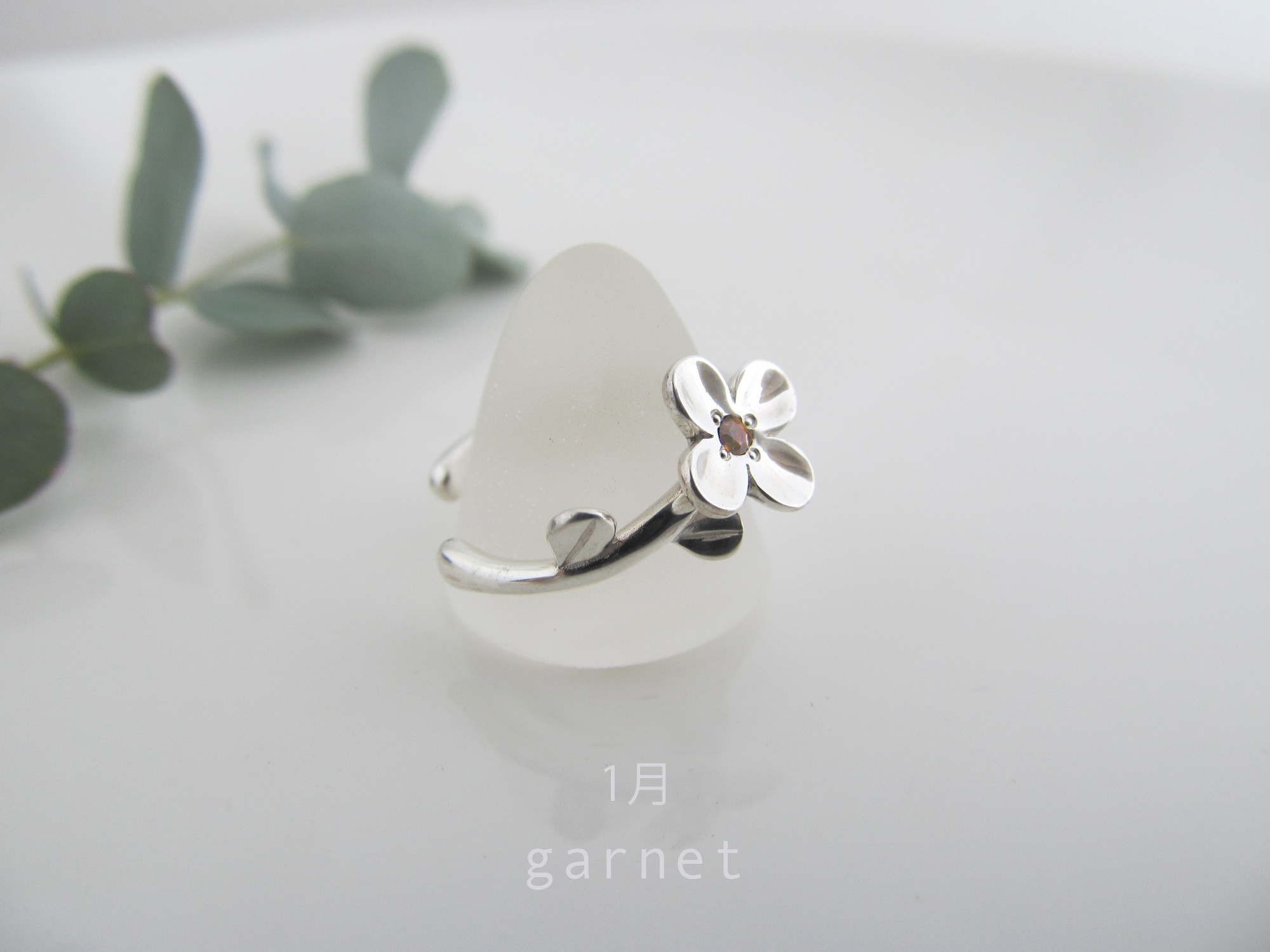 誕生石とちいさな花のイヤーカフ