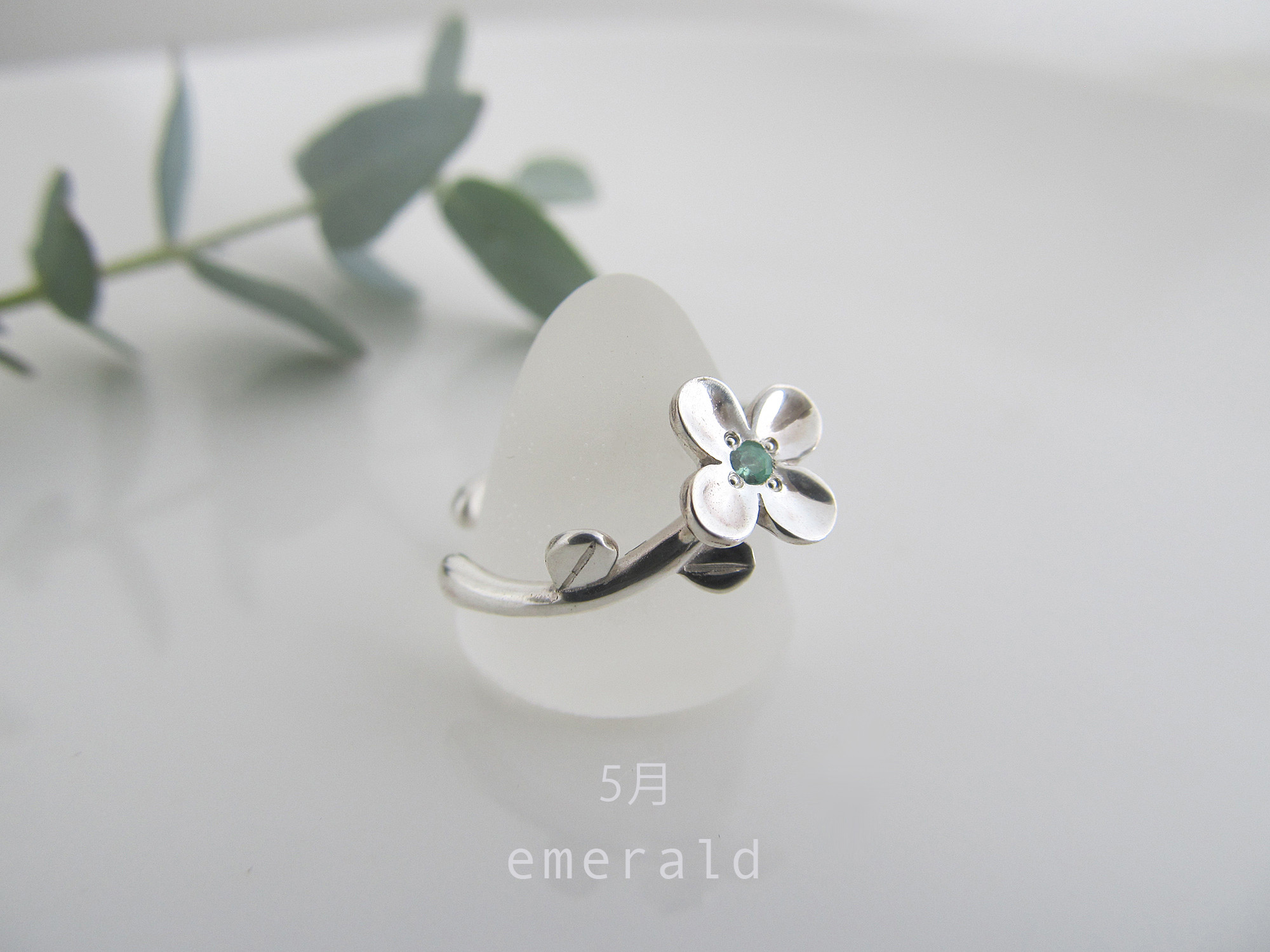 誕生石とちいさな花のイヤーカフ