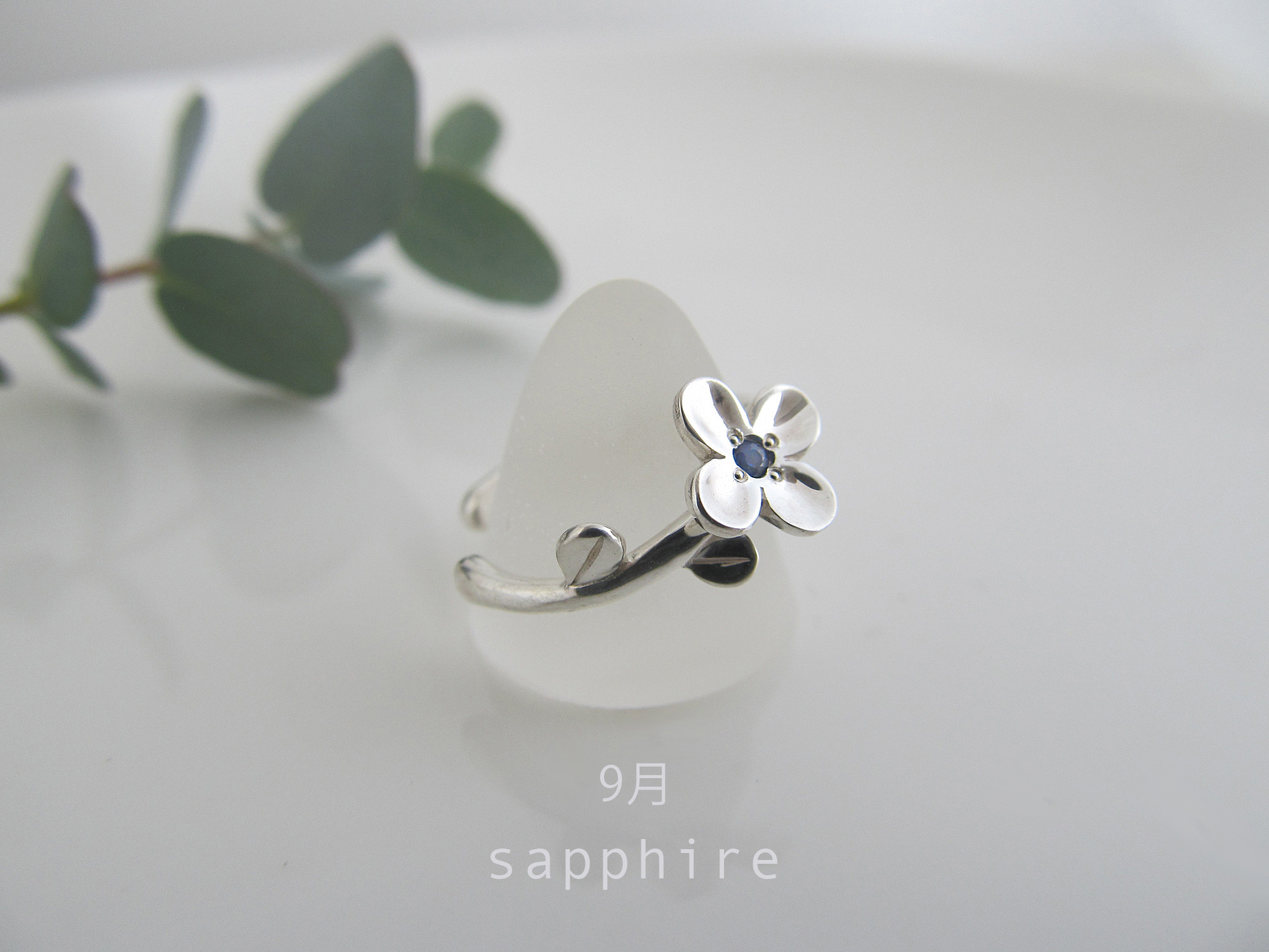 誕生石とちいさな花のイヤーカフ