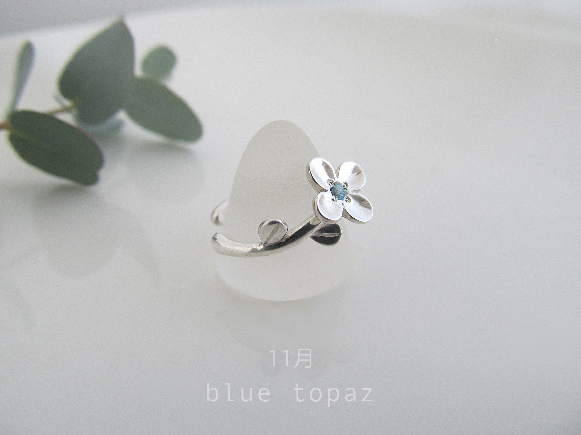 誕生石とちいさな花のイヤーカフ