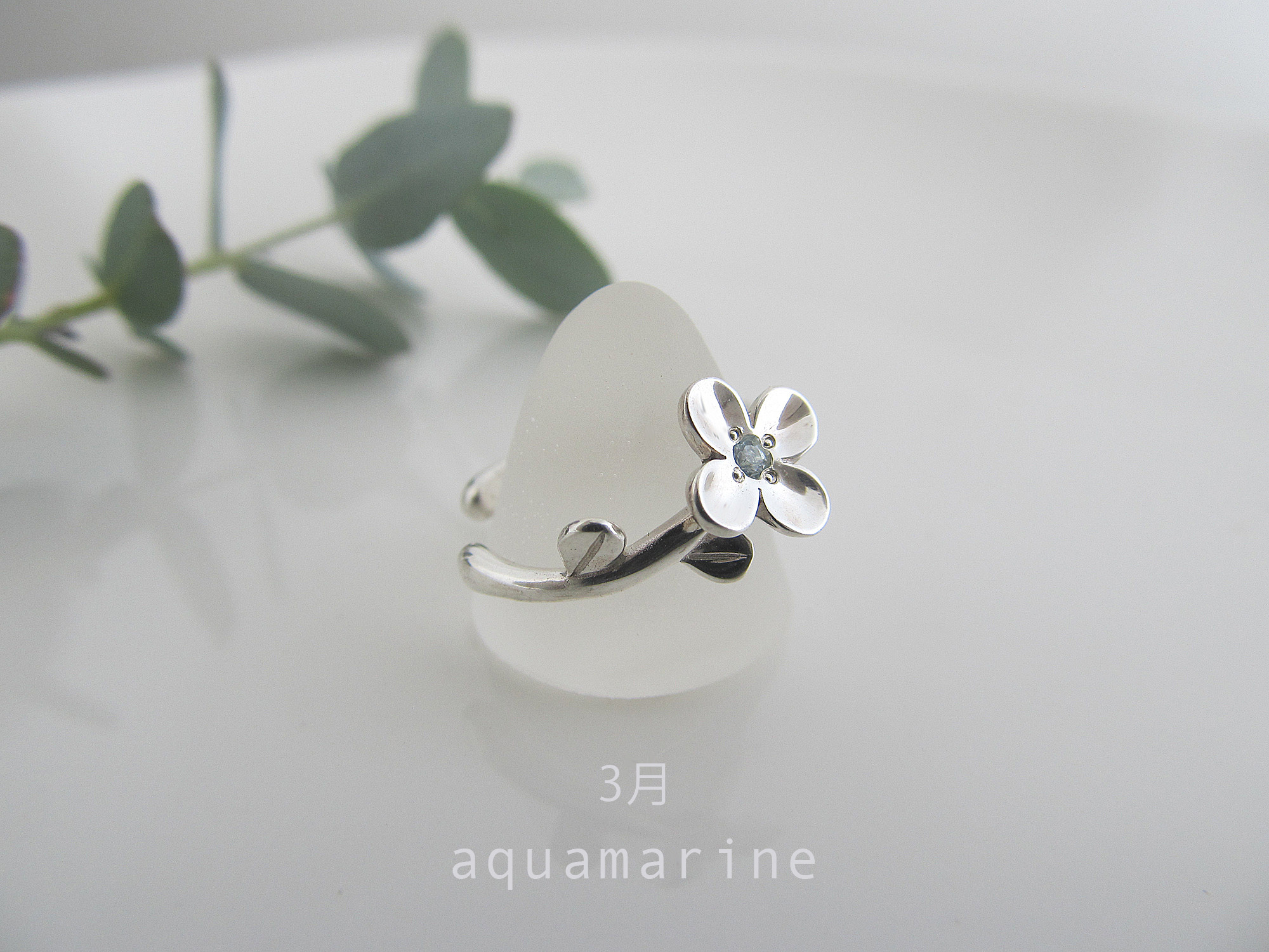 誕生石とちいさな花のイヤーカフ