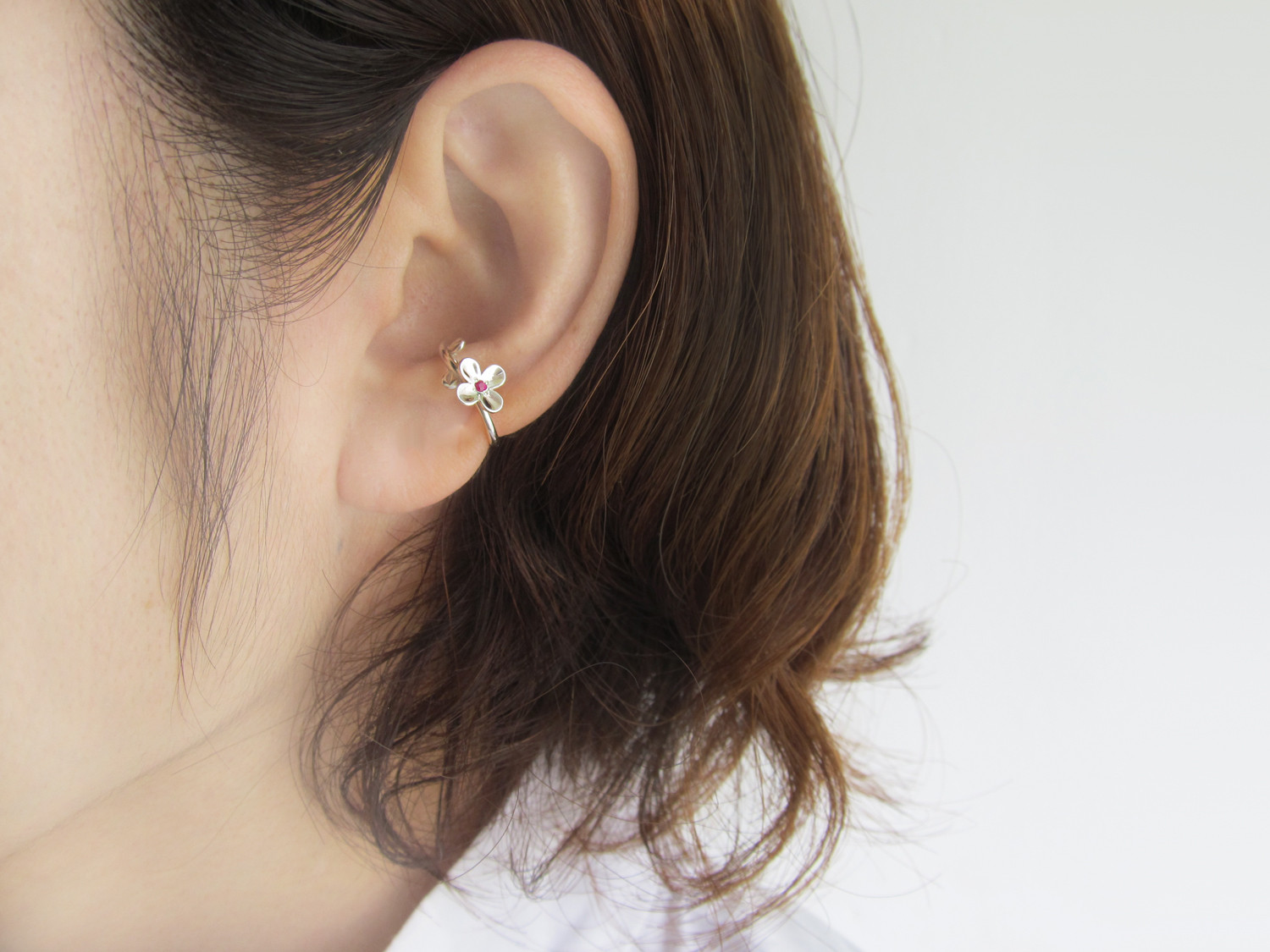 誕生石とちいさな花のイヤーカフ