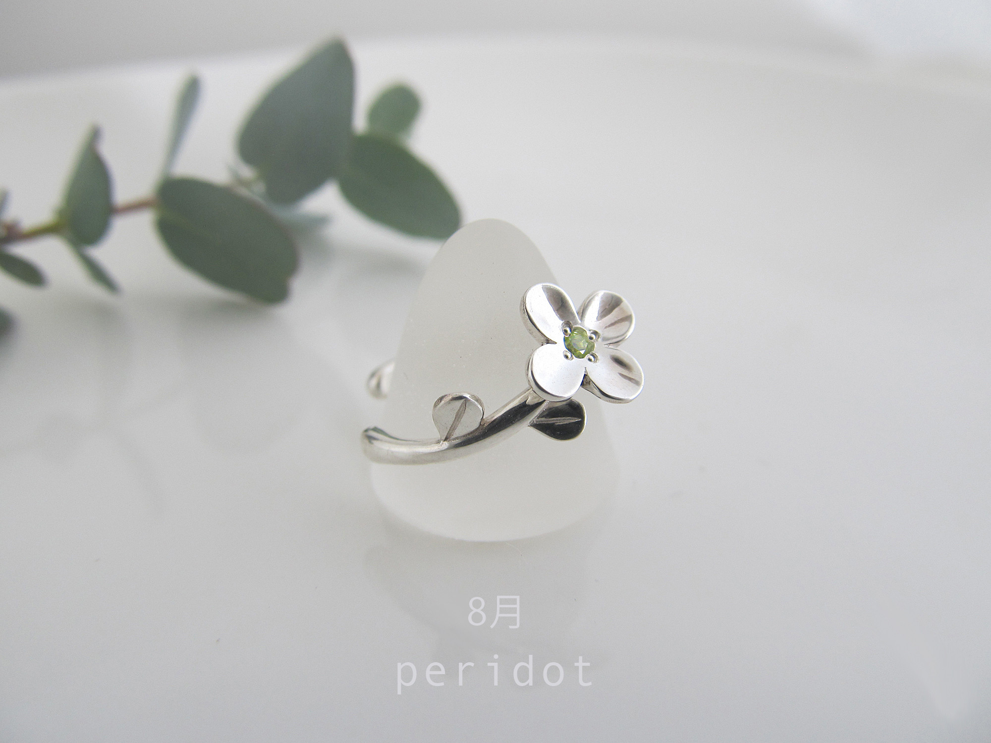 誕生石とちいさな花のイヤーカフ