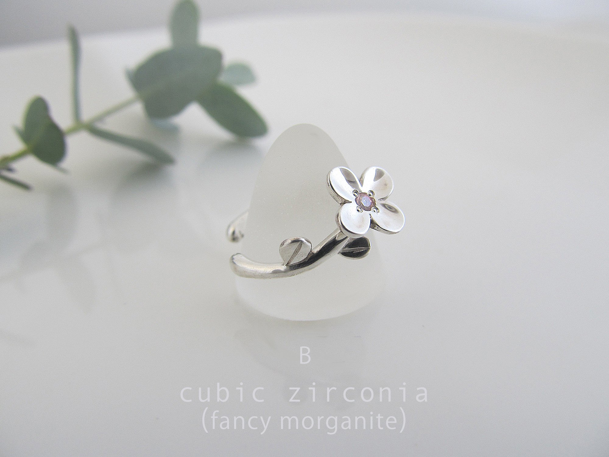 誕生石とちいさな花のイヤーカフ