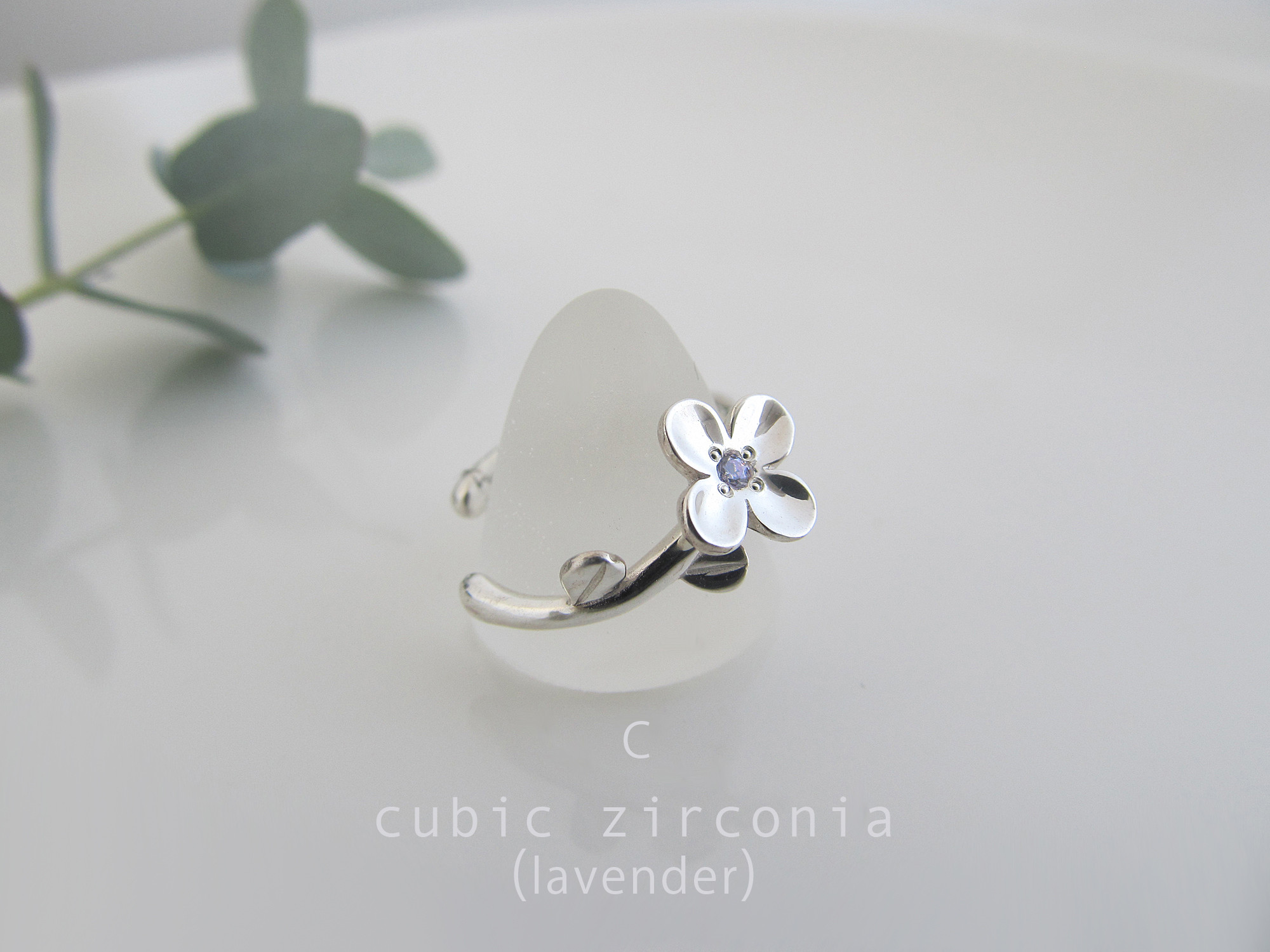 誕生石とちいさな花のイヤーカフ