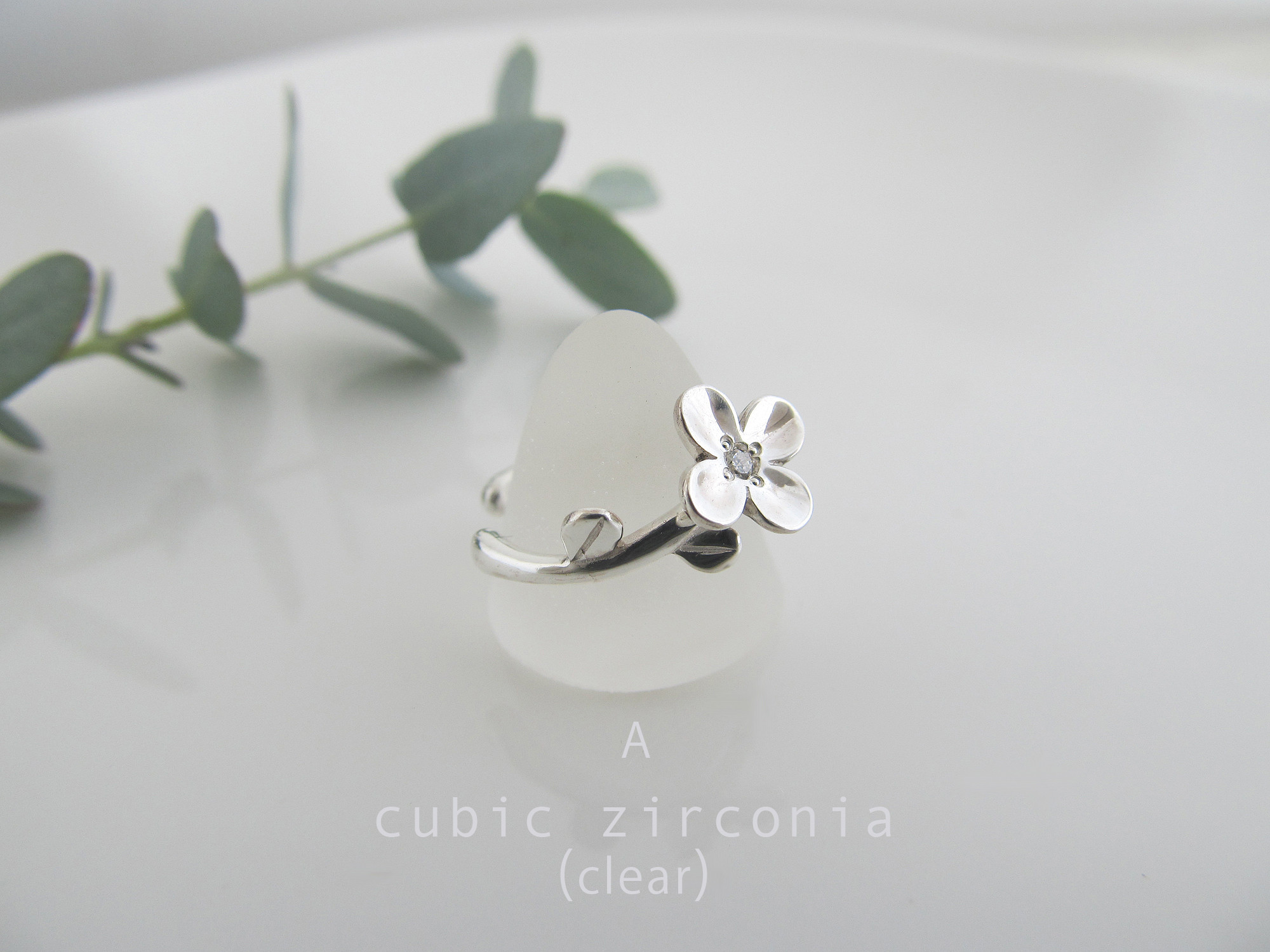 誕生石とちいさな花のイヤーカフ