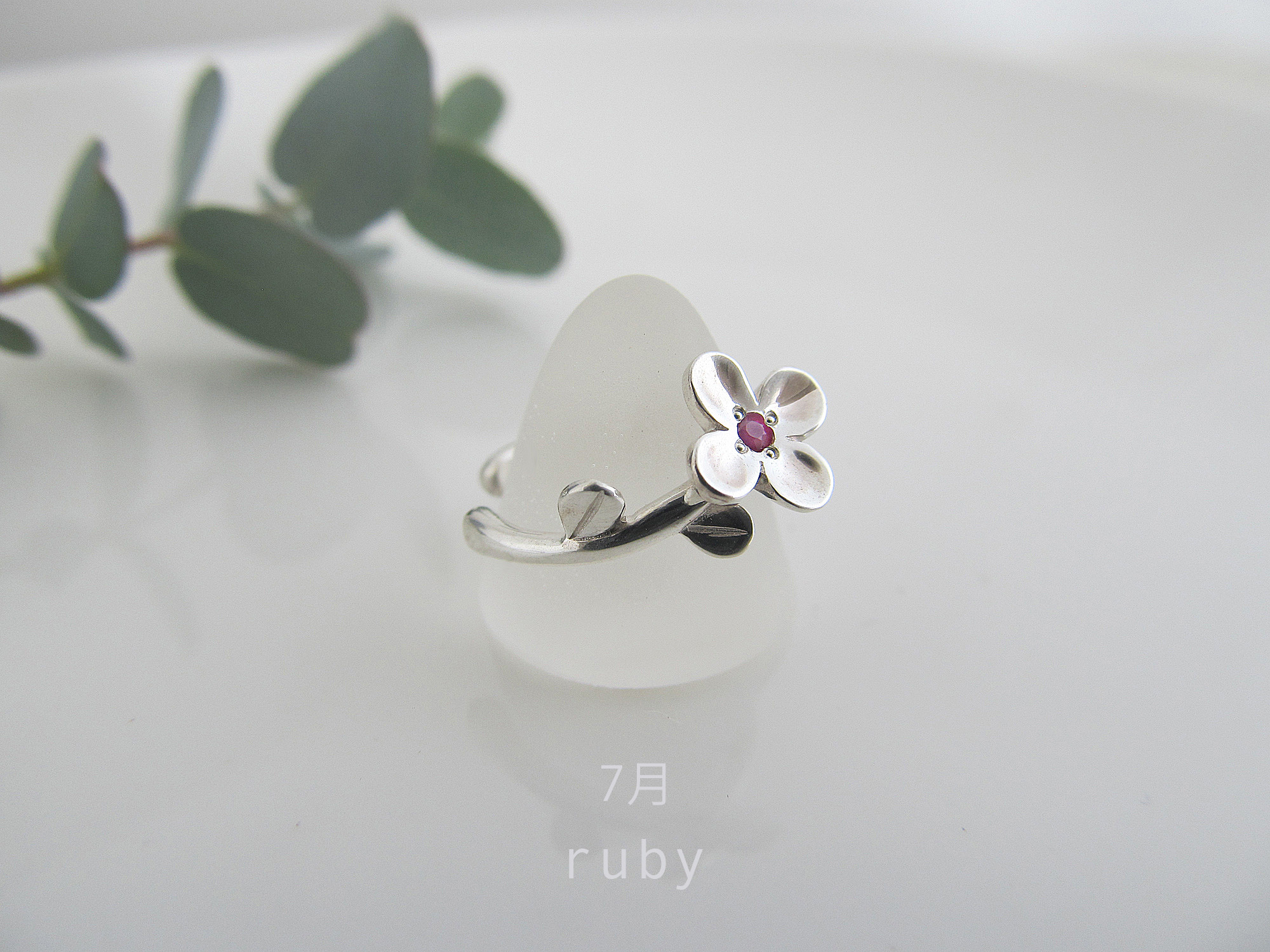 誕生石とちいさな花のイヤーカフ