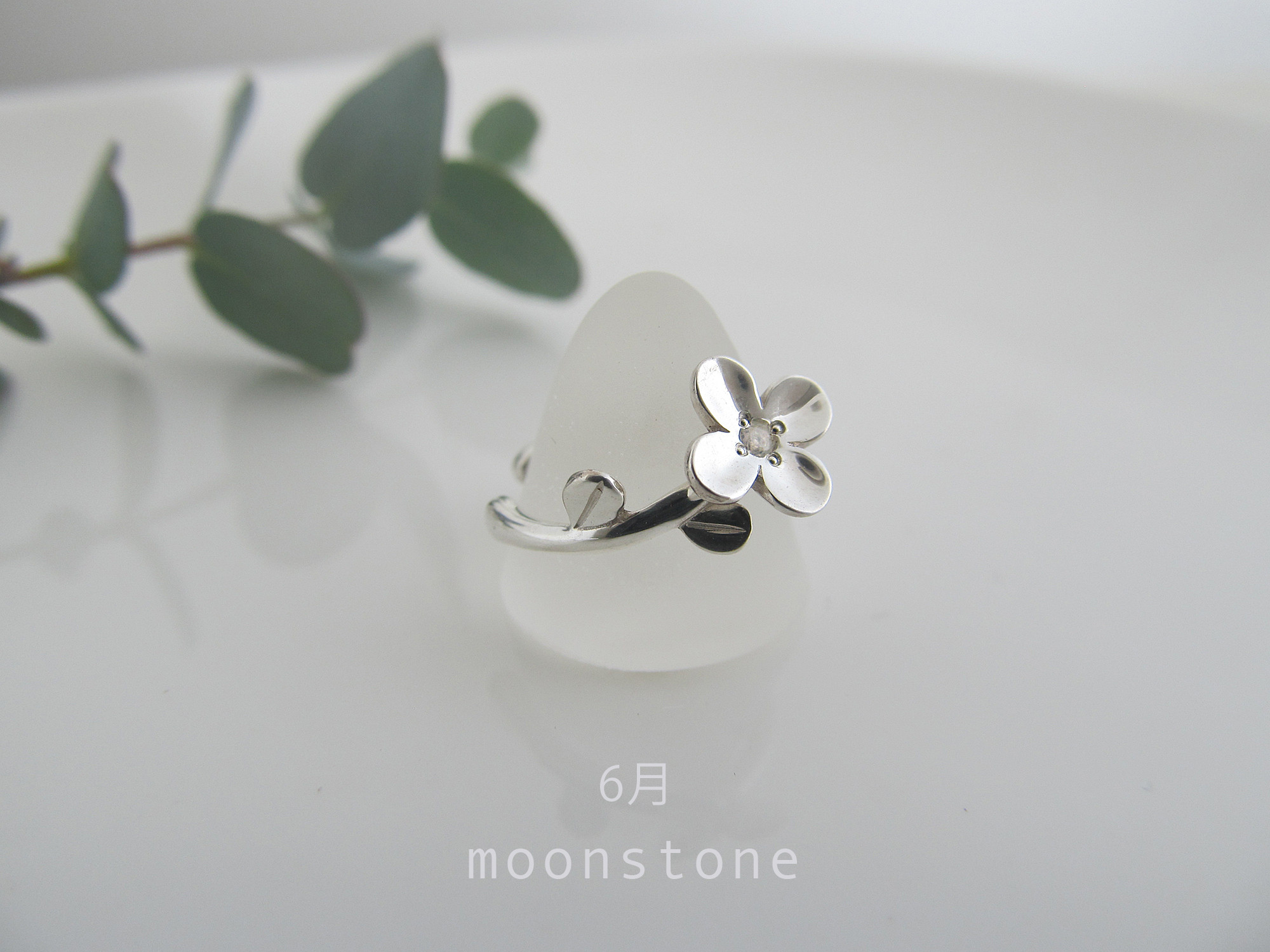 誕生石とちいさな花のイヤーカフ