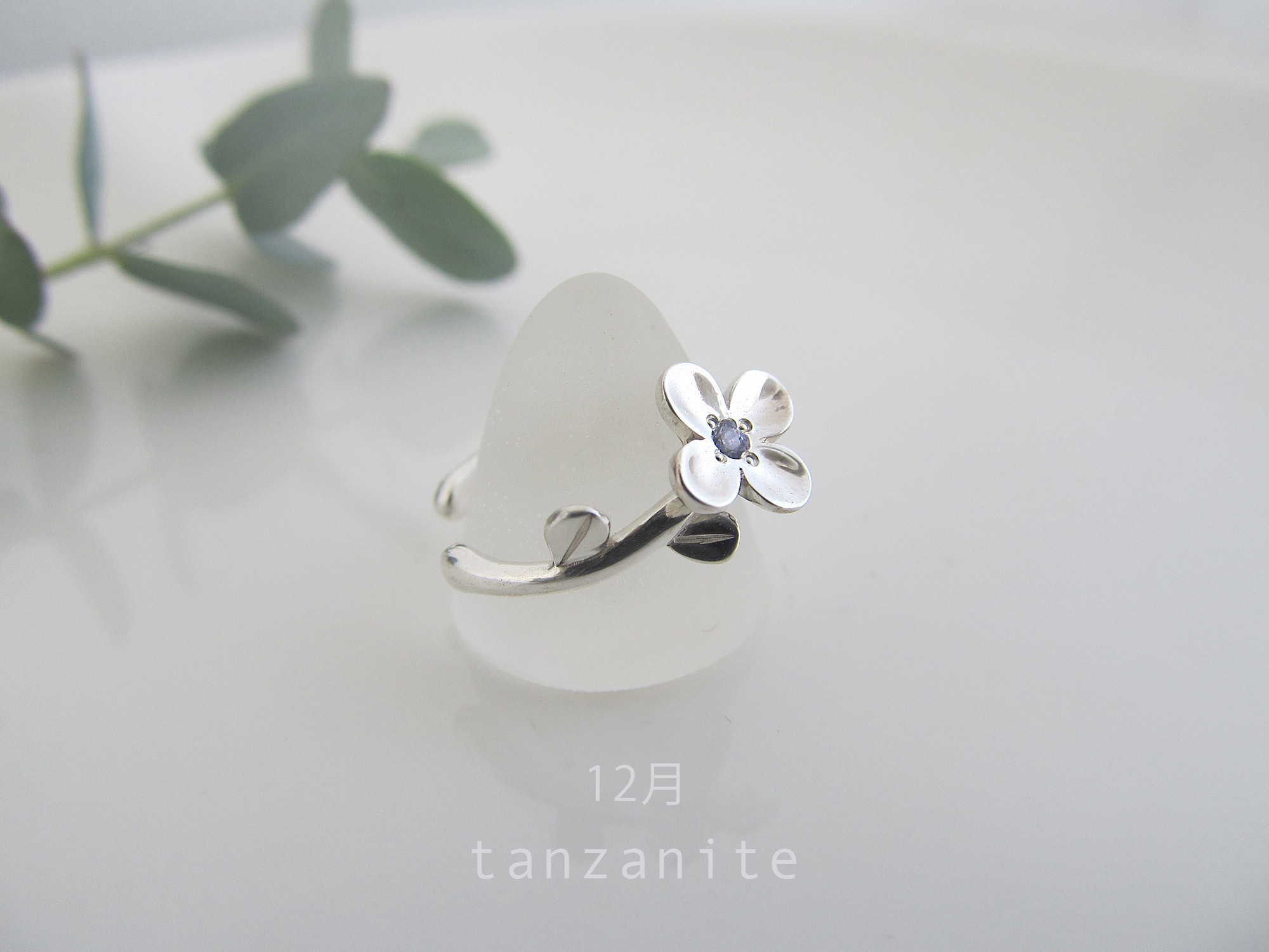 誕生石とちいさな花のイヤーカフ