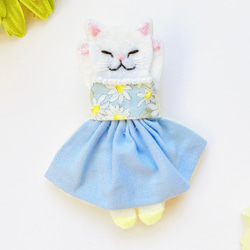 ●SOLD OUT●一点物【おめかしおねむねこミニブローチ】白猫ちゃん（フェルト・ビーズ・刺繍・花柄・水色） 2枚目の画像