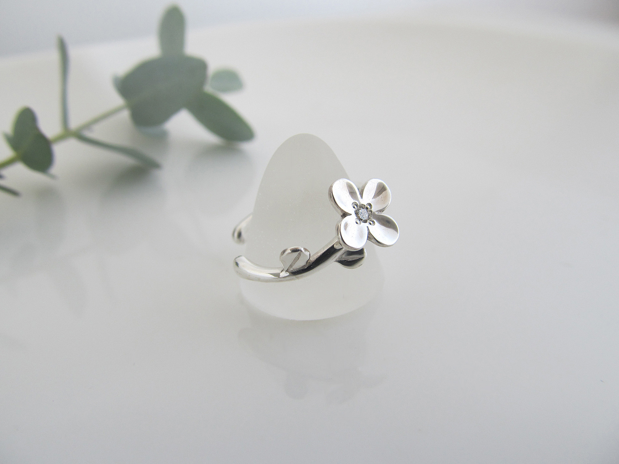 ダイヤモンドとちいさな花のイヤーカフ