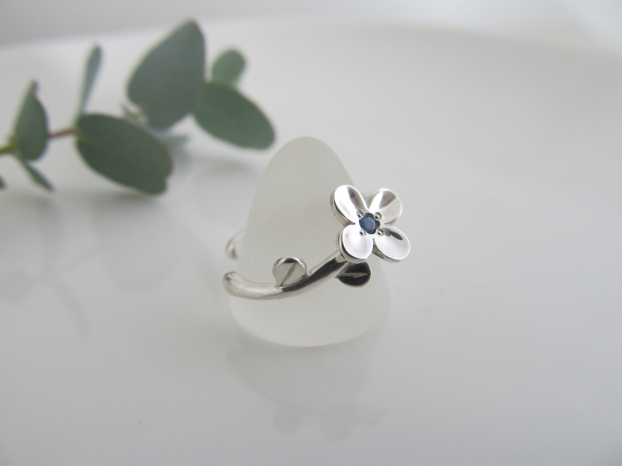 サファイアとちいさな花のイヤーカフ