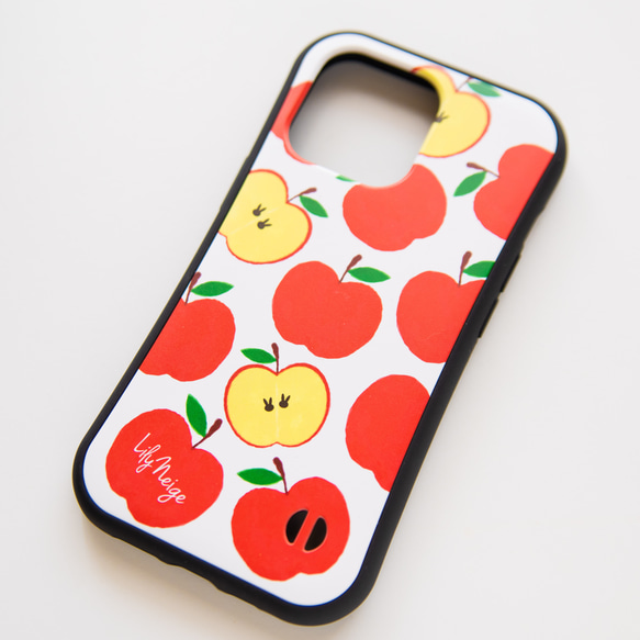 うさぎとリンゴのスマホケース　りんごの中にうさぎ　apple　アップル 2枚目の画像