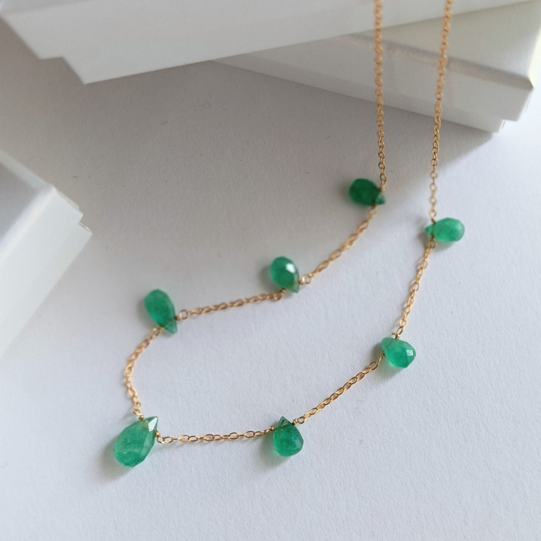 ジュエリー品質 高品質 エメラルド× 14kgf  の 7粒 ネックレス　40cm　5月誕生石　ペアシェイプ