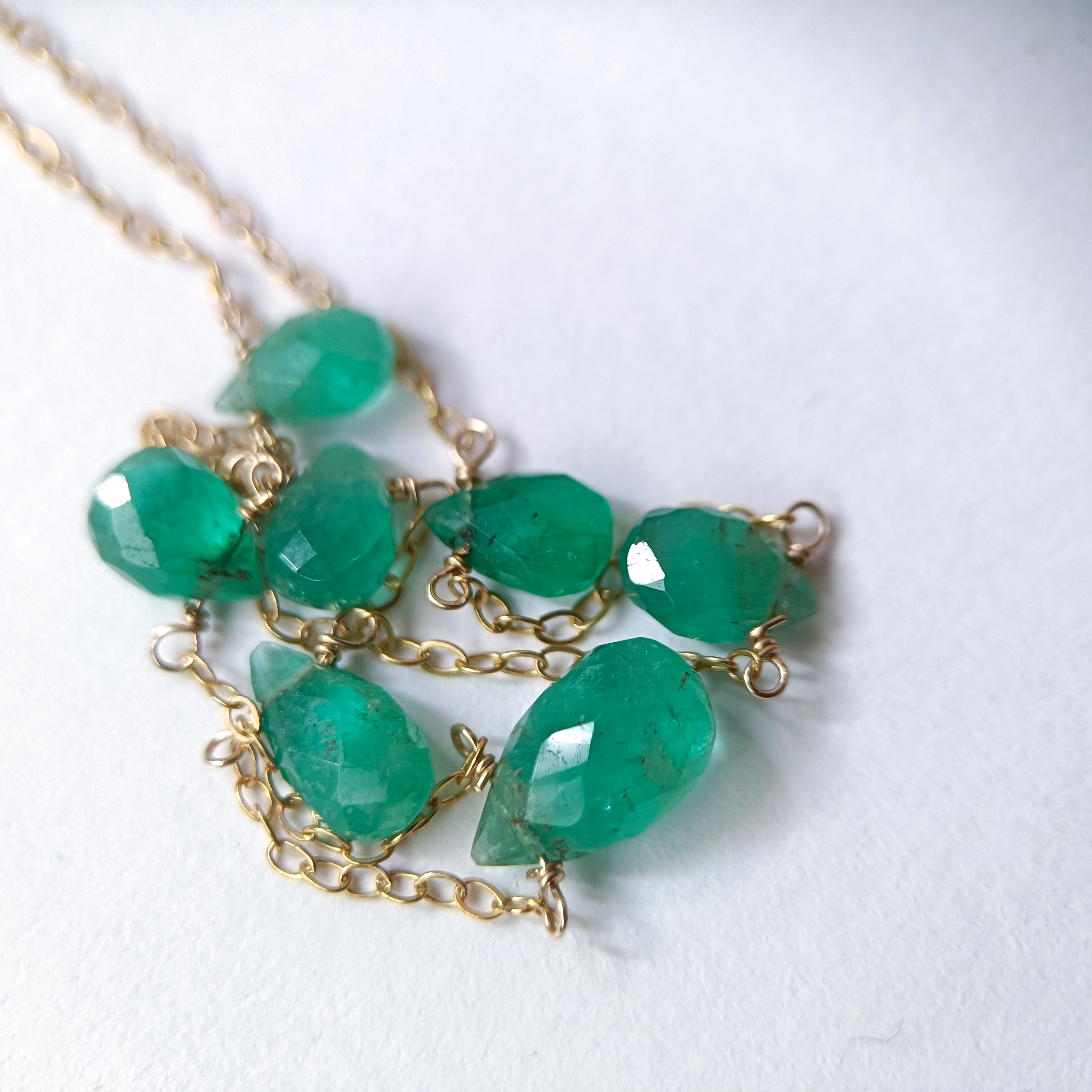 ジュエリー品質 高品質 エメラルド× 14kgf  の 7粒 ネックレス　40cm　5月誕生石　ペアシェイプ