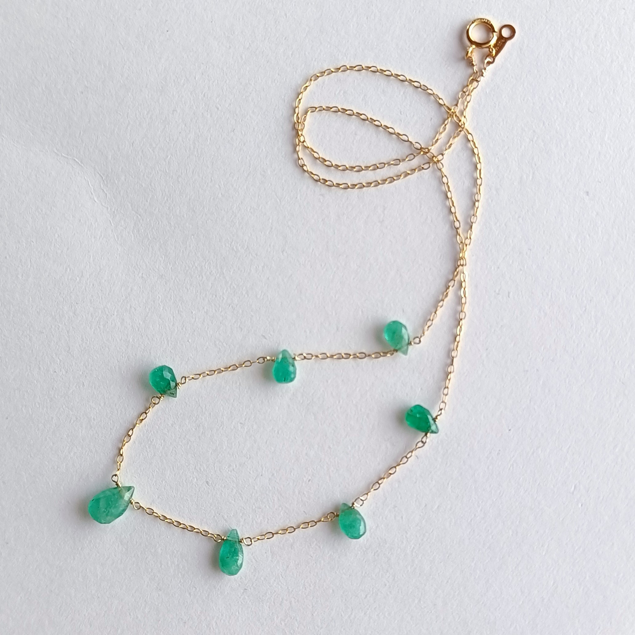 ジュエリー品質 高品質 エメラルド× 14kgf  の 7粒 ネックレス　40cm　5月誕生石　ペアシェイプ