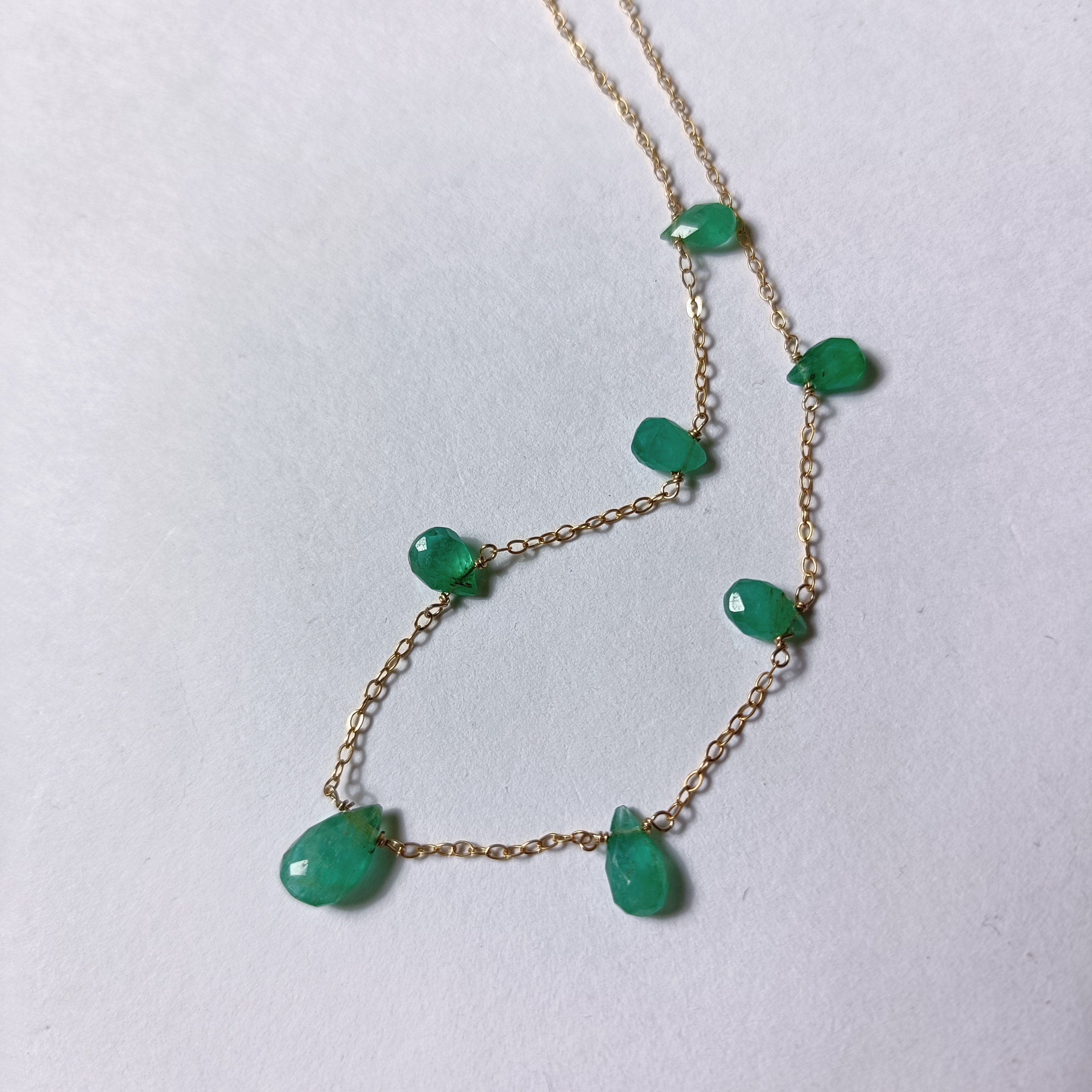 ジュエリー品質 高品質 エメラルド× 14kgf  の 7粒 ネックレス　40cm　5月誕生石　ペアシェイプ