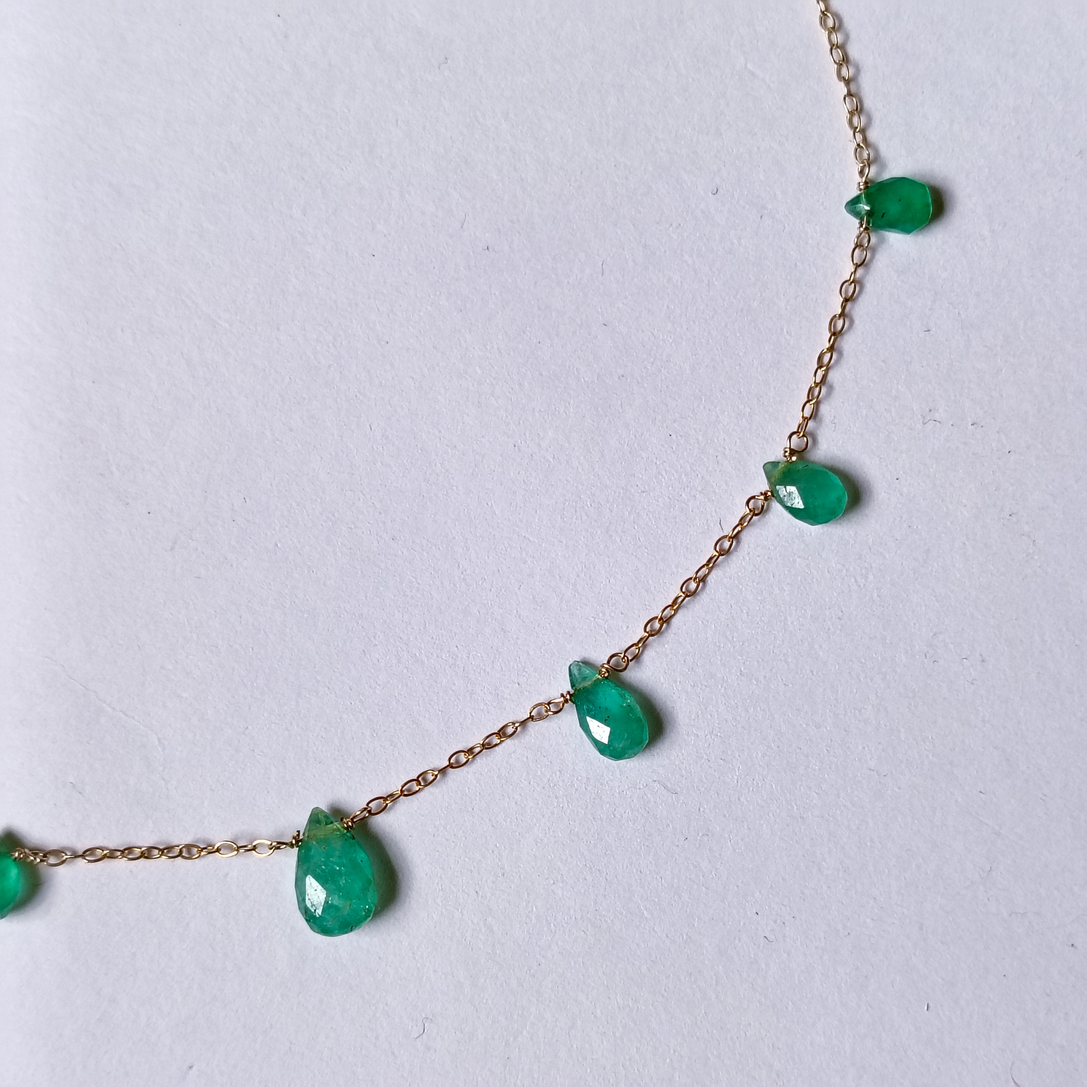 ジュエリー品質 高品質 エメラルド× 14kgf  の 7粒 ネックレス　40cm　5月誕生石　ペアシェイプ
