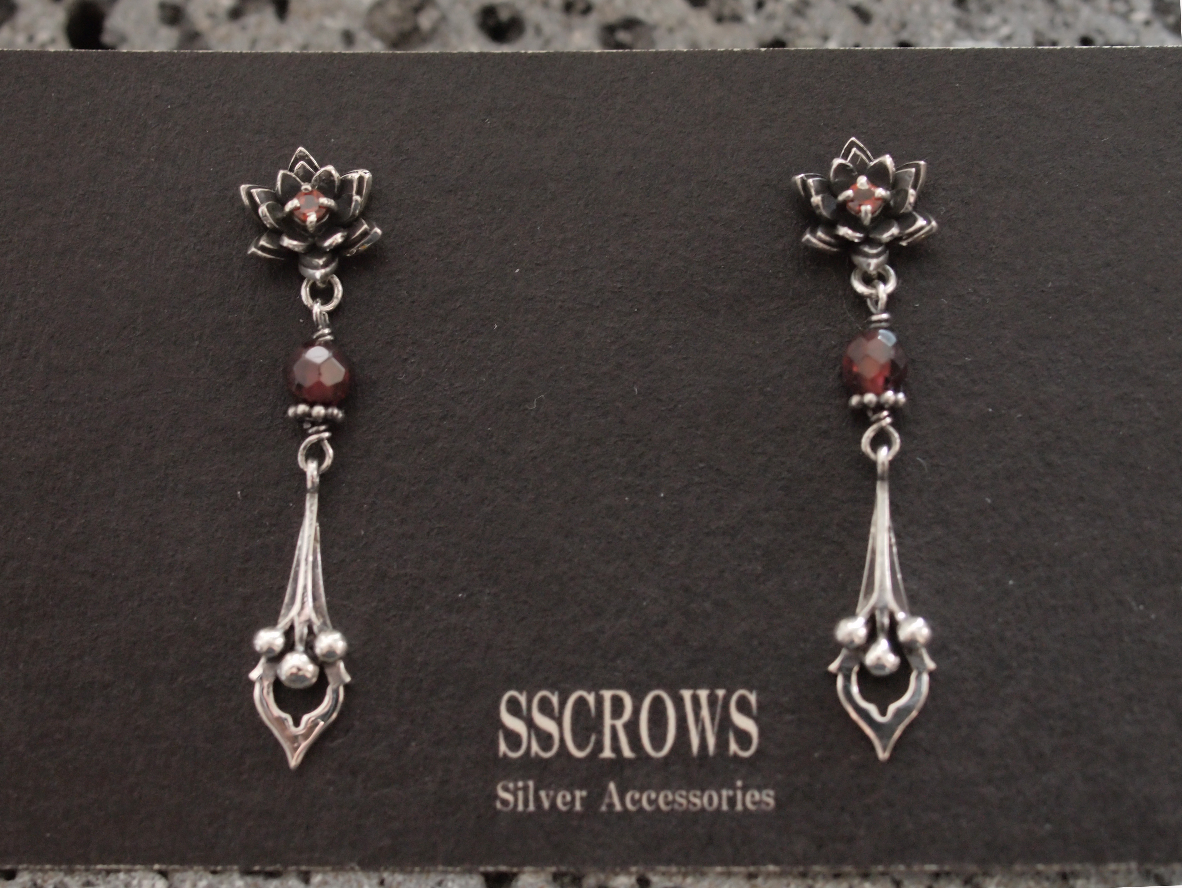 【受注製作】蓮の花のゴシックなピアス（改）