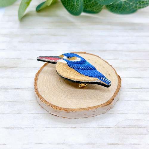 カワセミ♀ 刺繍 ブローチ（ 野鳥 鳥 小鳥 ） ブローチ mame.pii