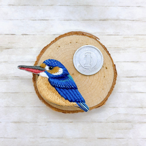 鳥のブローチ 振り返るカラスブローチ(marble) | EmiriA online shop