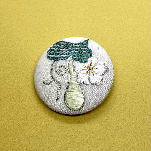 夕顔 刺繍ブローチ 絹糸と金糸の日本刺繍 ブローチ りん 通販
