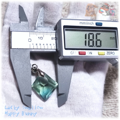 こうのすけが付けてたフローライトのペンダント ◇ ”世界樹の雫” フローライト八面体改 蛍石 結晶 ペンダント No