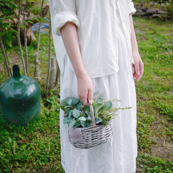 ガラスボールにこっそり働く人　Green basket アレンジ 5枚目の画像