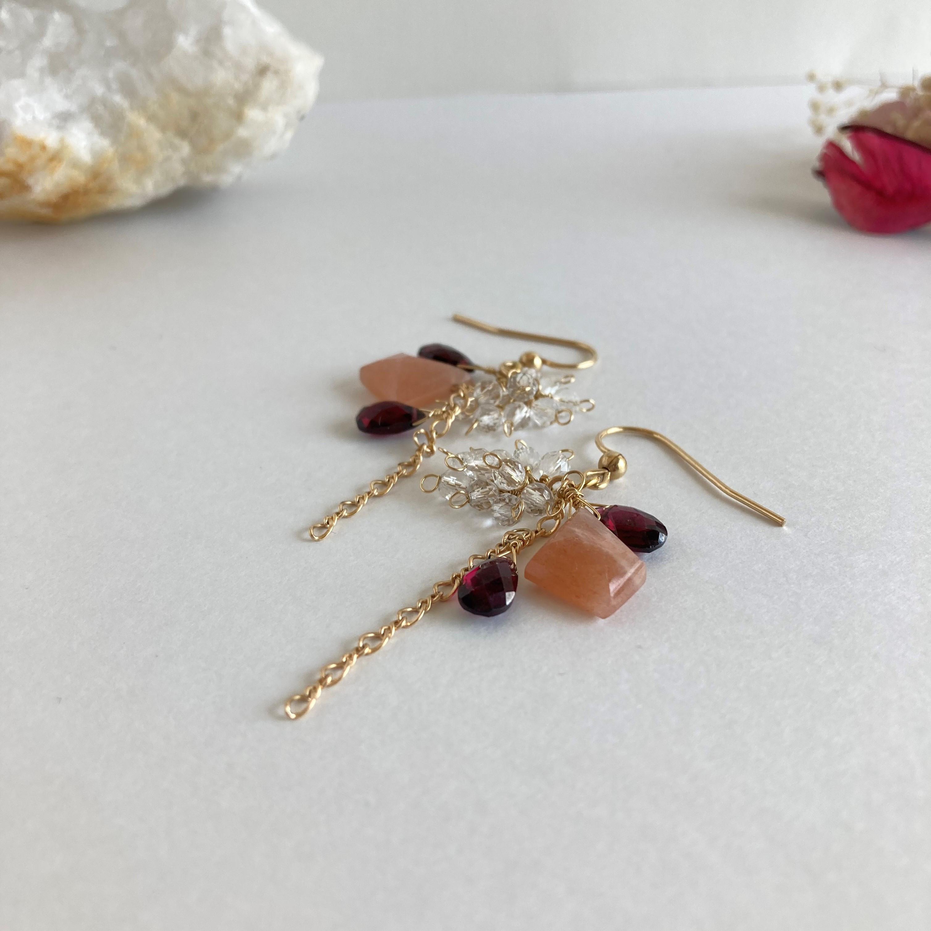 甘みのある大人ピアス　ピーチムーンストーン　ガーネット　水晶　14kgf