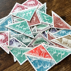三角形切手を 一気に24種未使用です！世界各地から！レアな南マルク共和国切手も！ 世界の切手~三角形・動物~30枚☆使用済み切手・海外切手 その他