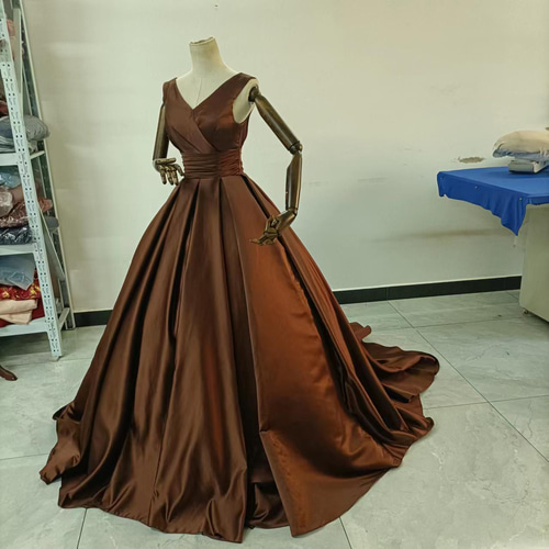 上品！コーヒーの色 茶 パーティードレス 光沢サテン オンショルダー  