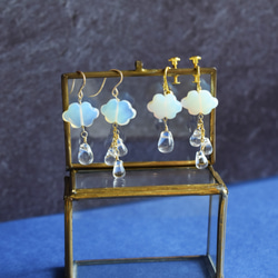 値下げ成功【金具変更可】雨の日が楽しくなる　雲と雨の　サージカルステンレスピアスフック(オパライト・クリスタル） 14枚目の画像