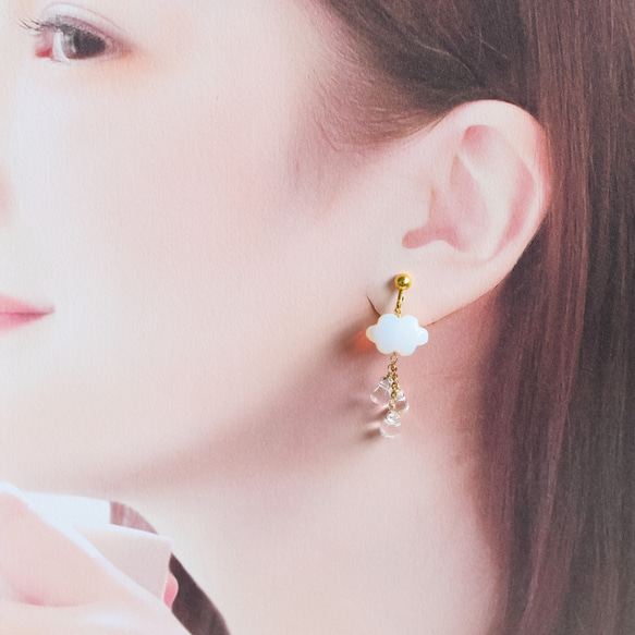 値下げ成功【金具変更可】雨の日が楽しくなる　雲と雨の　サージカルステンレスピアスフック(オパライト・クリスタル） 10枚目の画像