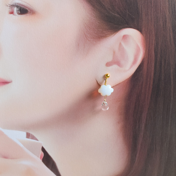 値下げ成功【金具変更可】雨の日が楽しくなる　雲と雨の　サージカルステンレスピアスフック(オパライト・クリスタル） 11枚目の画像