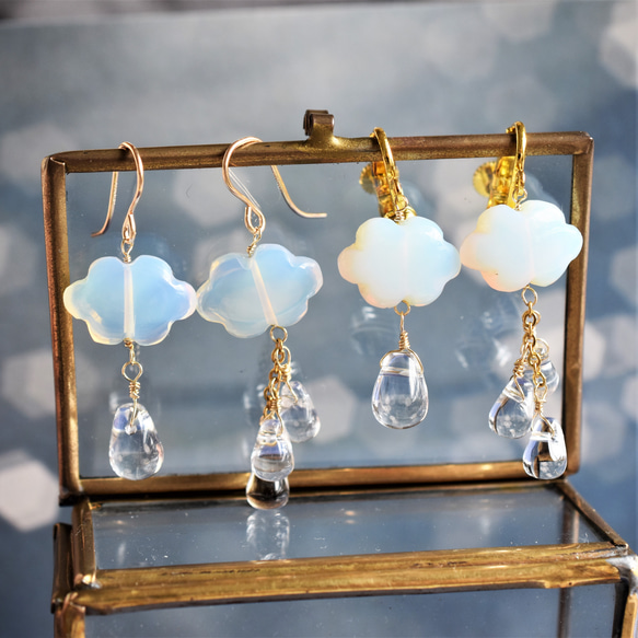 値下げ成功【金具変更可】雨の日が楽しくなる　雲と雨の　サージカルステンレスピアスフック(オパライト・クリスタル） 1枚目の画像