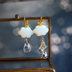 値下げ成功【金具変更可】雨の日が楽しくなる　雲と雨の　サージカルステンレスピアスフック(オパライト・クリスタル） 5枚目の画像