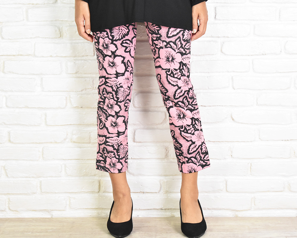 驚きの穿き心地！ハイビスカス柄スキニーストレートストレッチショートパンツ　ピンク