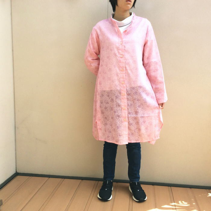 スイス製チェリーピンクローンのスタンドカラーロングブラウス