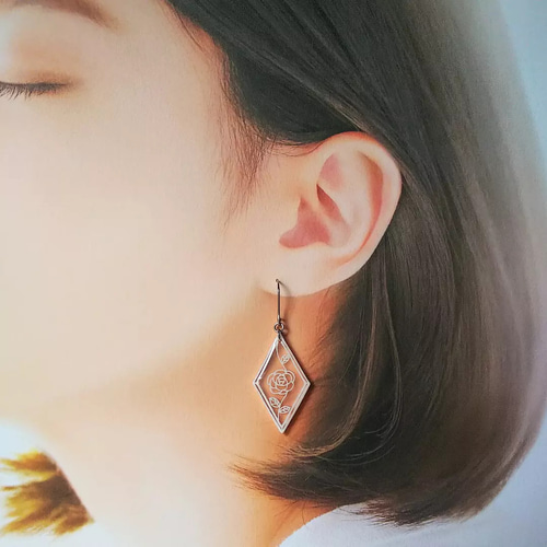 ひし形のゆらゆらピアス ステンドグラス風 薔薇 No. 22-59 ピアス 
