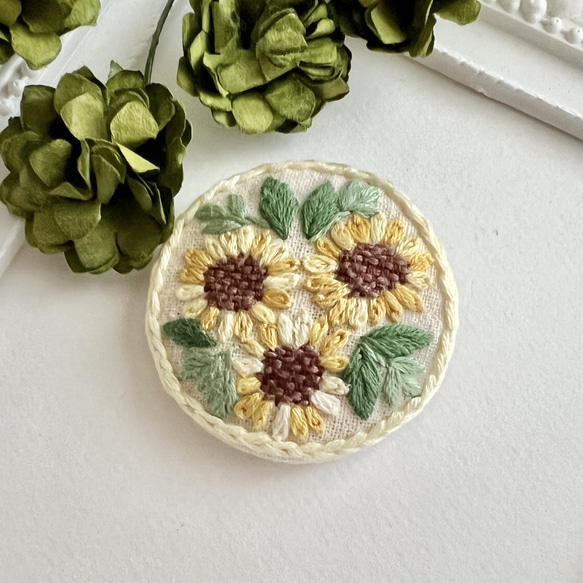 太陽の花＊ひまわりの刺繍ブローチorヘアゴム(生成) 2枚目の画像