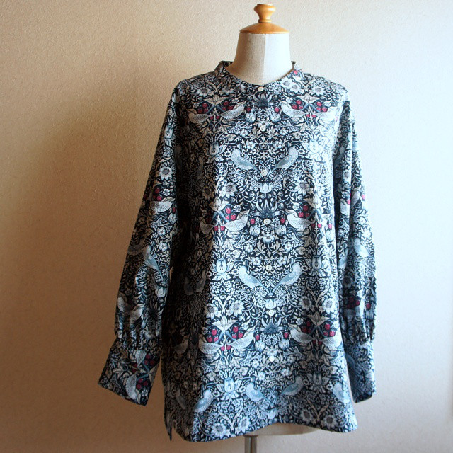 ウィリアムモリス　いちご泥棒BLUE & WHITE　バンドカラーブラウス受注制作品