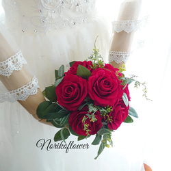 (受注制作)レッドローズ ラウンドブーケ　赤バラ ブートニア付き アーティフィシャルフラワー 高品質造花 2枚目の画像